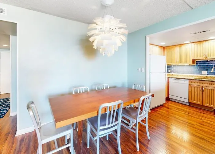 Charming Overlooking Tennis Courts With Balcony & Pools * Ocean City