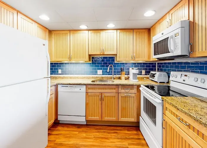 Charming Overlooking Tennis Courts With Balcony & Pools *